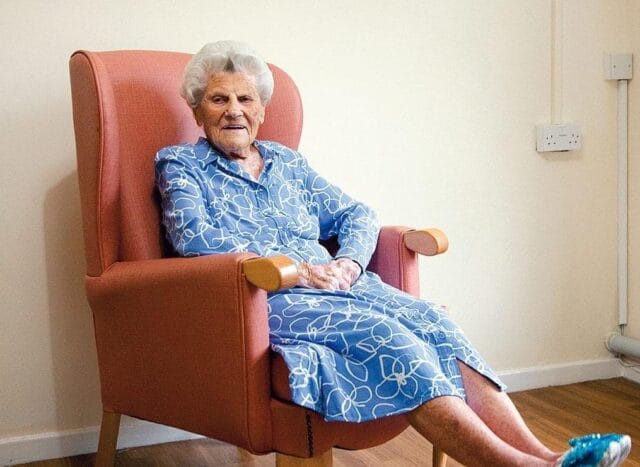 உலகின் மிக வயதான நபரான மூதாட்டி எதல் கேடர்ஹாம் கின்னஸ் புத்தகத்தில்!!