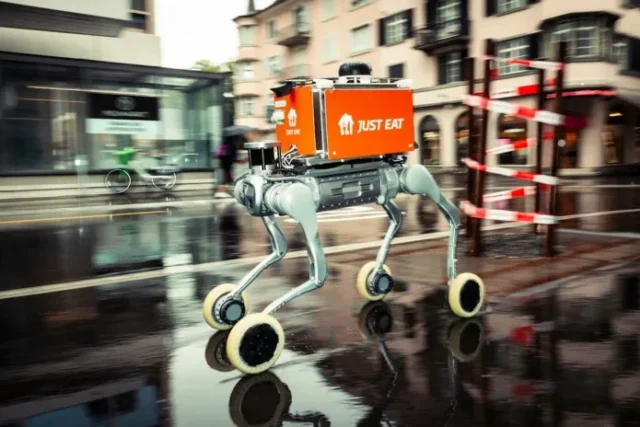 சுவிஸ் ஓர்லிகான் மாவட்டத்தி பொதிகள் விநியோகித்த நாய் ரோபோவின் சேவை நிறுத்தப்பட்டது ஏன்? வீடியோ