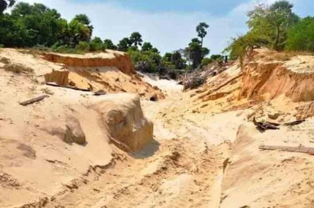 யாழில் மணல் கொள்ளையர் மீது பொலிசார் துப்பாக்கிப் பிரயோகம்!! ஒருவன் படுகாயம்!!