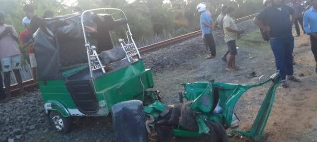 கொழும்பிலிருந்த வந்த யாழ் தேவி ரயில் மோதி பளையில் ஆட்டோ நசுங்கியது!! சாரதி பலி!!