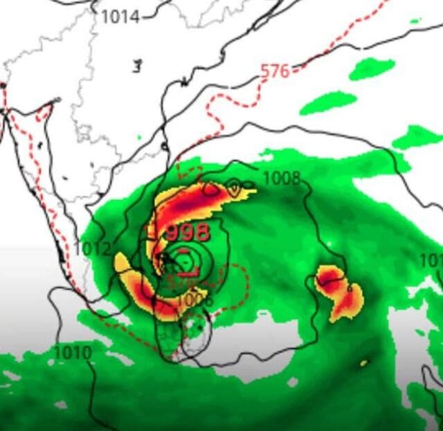 இன்னும் 2 நாட்கள்!! இலங்கை நீரில் மூழ்குமா? வரலாறு காணதவகையில் மழைப் பொழிவும் சூறாவளியும்!! நடக்கப் போவது என்ன?