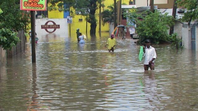 வரலாற்றில் மிகப்பெரிய வெள்ளத்தால் அடுத்த 24 மணி நேரத்திற்குள் கொழும்பு மூழ்க கூடிய அபாயத்தில் இருப்பதாக எச்சரிக்கை விடுக்கப்பட்டது