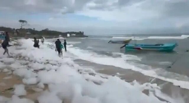 யாழ்ப்பாணம் வடமராட்சி கடற்கரையில் வெள்ளை நுரை – விஞ்ஞான விளக்கம்