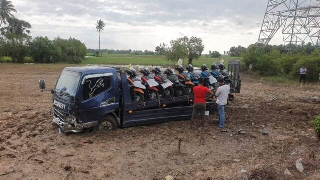 யாழில் உந்துருளிகளை ஏற்றிச் சென்ற கனரக வாகனம் விபத்து.!