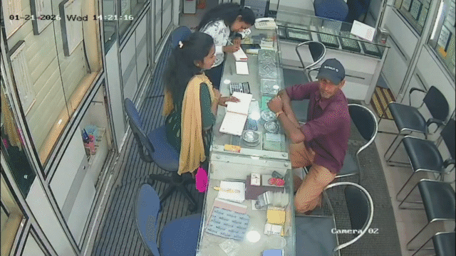 ஹட்டனில் நகைக்கடையில் நெக்லஸ் திருடிக் கொண்டு ஓடிய செல்வராஜ் மனைவி வீட்டில் பிடிபட்டது எப்படி? வீடியோ