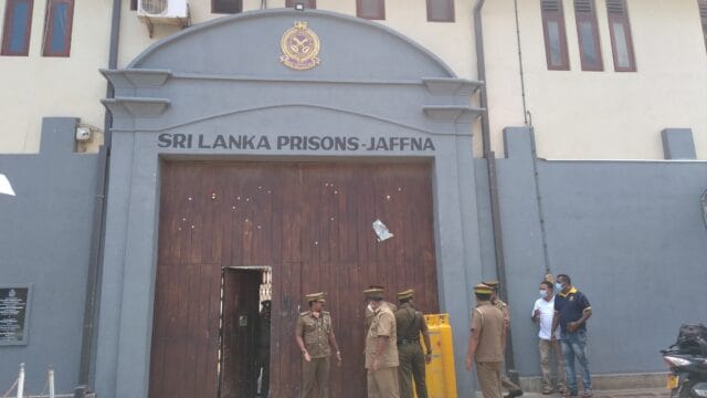 யாழ் சிறைச்சாலையில் பெண் உத்தியோகத்தரை துஸ்பிரயோகம் செய்ய முற்பட்ட சிறை அதிகாரிகள்!! பொலிசாரிடம் முறையீடு!