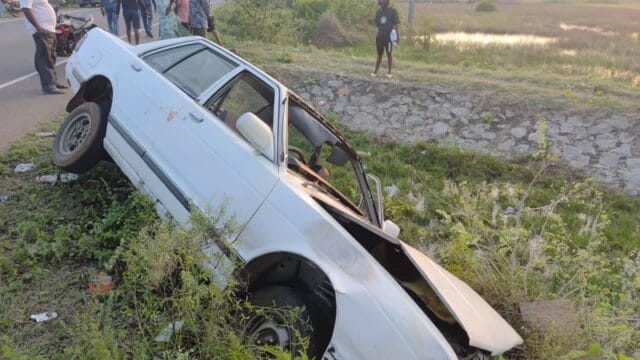 யாழ் வல்லை வெளி மதவுக்குள் தலை கீழாகக் கவிழந்த கார்!! 3 பேர் படுகாயம்!! வீடியோ