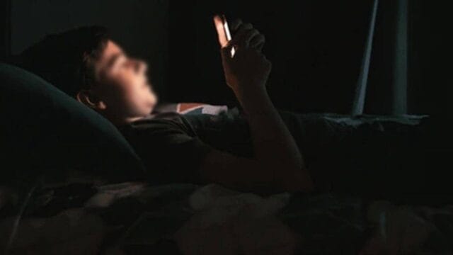 கைப்பேசிக்கு அடிமையாகும் சிறுவர்கள்: வைத்தியர்கள் எச்சரிக்கை!