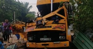 யாழில் கள்ள மண் ஏற்றி வந்த டிப்பர் கொடூர விபத்து! 2 பேர் சம்பவ இடத்திலேயே பலி! Video தமிழிஸ் செய்திகள் - Tamiliz Tamil News and Articles - Tamiliz News