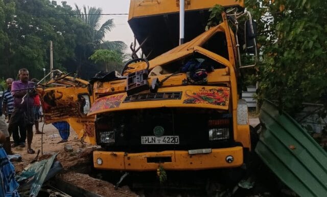 யாழில் கள்ள மண் ஏற்றி வந்த டிப்பர் கொடூர விபத்து! 2 பேர் சம்பவ இடத்திலேயே பலி! Video