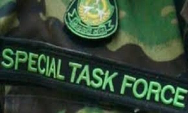 யாழில். எஸ்.ரி.எப் பின் சீருடையை ஒத்த ஆடையை அணிந்த இளைஞன் கைது!