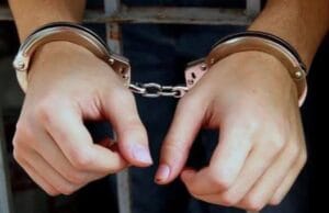 அம்பாறையில் இலஞ்சம் வாங்கிய வலயக் கல்விப் பணிப்பாளரும் ஆசிரிய ஆலோசகரும் கைது. தமிழிஸ் செய்திகள் - Tamiliz Tamil News and Articles - Tamiliz News