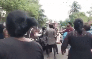 யாழில் சுட்டுக் கொல்லப்பட்ட 17 வயது இளைஞனின் இறுதிச் சடங்கில் பொலிசார் மீது தாக்குதல்! வீடியோ தமிழிஸ் செய்திகள் - Tamiliz Tamil News and Articles - Tamiliz News