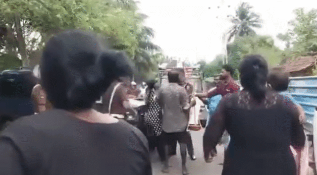 யாழில் சுட்டுக் கொல்லப்பட்ட 17 வயது இளைஞனின் இறுதிச் சடங்கில் பொலிசார் மீது தாக்குதல்! வீடியோ