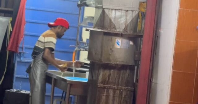 மலேசியாவில் உணவகத்தில் நடந்த அருவருப்பு! வீடியோ எடுத்தவரால் தப்பிய மக்கள்!