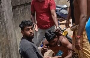 புத்தளத்தில் பட்டப் பகலில் யுவதியை நடு வீதியில் விழுத்தி கொடூர வேலை செய்தவன் ஊர் மக்களால் நையப்புடைப்பு! வீடியோ தமிழிஸ் செய்திகள் - Tamiliz Tamil News and Articles - Tamiliz News