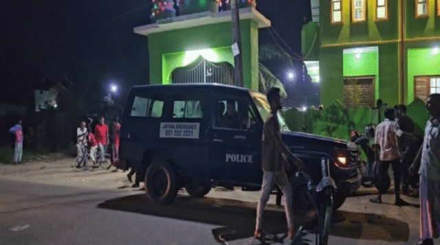 யாழில் முஸ்லீம் பள்ளிவாசலுக்குள் வாளுடன் புகுந்த ரவுடிகளுக்கு நடந்த கதி!