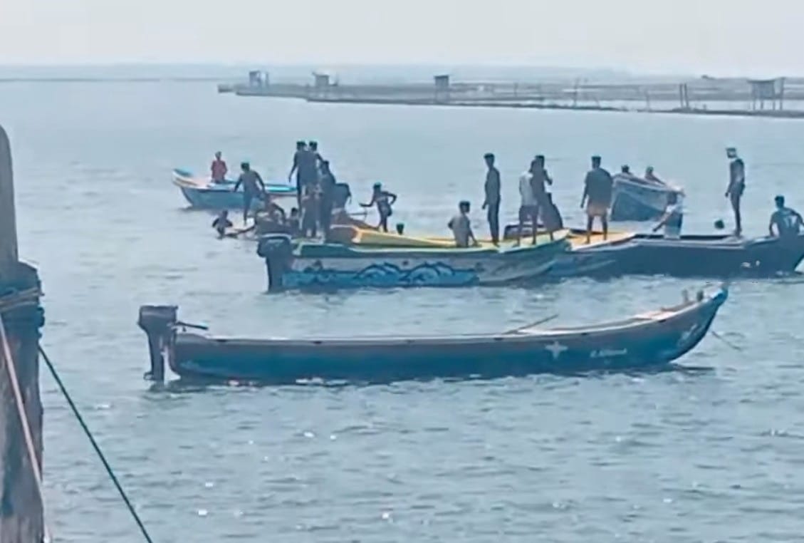 கடலில் மூழ்கிய அந்தோனியார் ஆலயப் படகு- துயரத்தில் குருநகர்! படங்களுடன் !