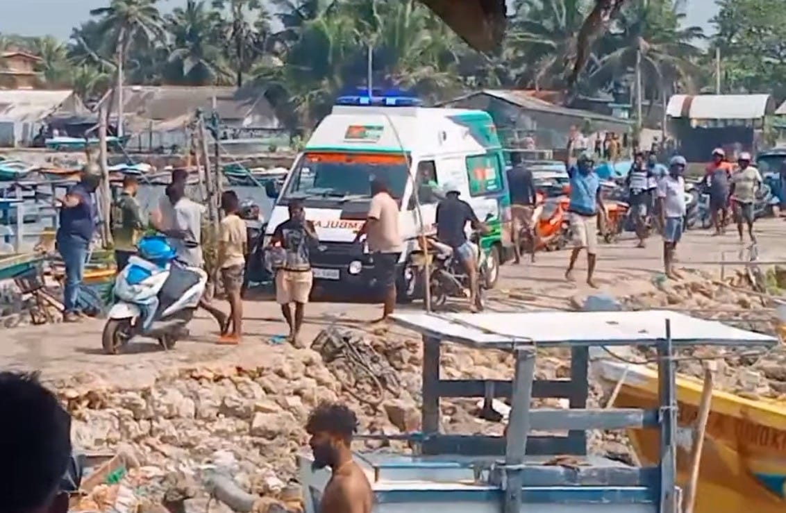 கடலில் மூழ்கிய அந்தோனியார் ஆலயப் படகு- துயரத்தில் குருநகர்! படங்களுடன் !