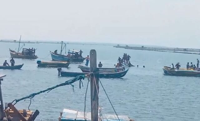 கடலில் மூழ்கிய அந்தோனியார் ஆலயப் படகு- துயரத்தில் குருநகர்! படங்களுடன் !