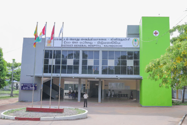 கிளிநொச்சி நகர் பகுதியில் வாள் வெட்டுக் காயங்களுடன் விழுந்து கிடந்த 2 இளைஞர்கள்!