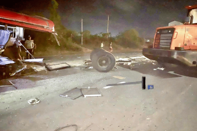 பெக்கோவுடன் மோதி நொருங்கிய அரச பேரூந்து!! பலர் படுகாயம்! வீடியோ