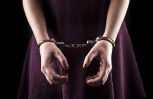 மட்டு’வில் வீட்டைச் சுற்றி உயரமான மதில் கட்டி நவீன கமராக்கள் பூட்டிய பின் யுவதி செய்து கொண்டிருந்த செயல்! சுற்றி வளைத்து பிடித்த பொலிசார்! தமிழிஸ் செய்திகள் - Tamiliz Tamil News and Articles - Tamiliz News