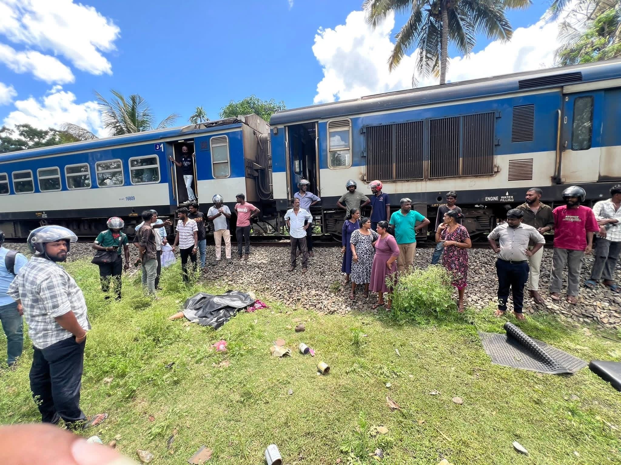 சற்றுமுன் வவுனியா தாண்டிக்குளத்தில் ரயிலுடன் மோதி சிதறிய ஆட்டோ! ஒருவர் பலி . ஒருவர் படுகாயம்…வீடியோ