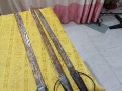 யாழில் ஒருவனை கொலை செய்ய ஆயத்தம் செய்த 3 பேர் உட்பட 5 பேர் வாள்கள், போதை மருந்துகளுடன் கைது!