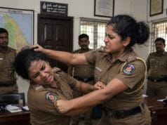இலங்கையில் சம்பவம்! பொலிஸ் நிலையத்தில் இரு பெண் பொலிஸ் அதிகாரிகள் கடும் மோதல்! இருவர் வைத்தியசாலையில் அனுமதி!