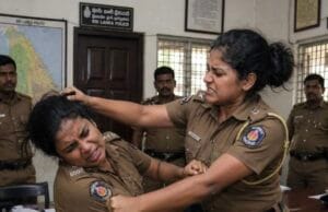 இலங்கையில் சம்பவம்! பொலிஸ் நிலையத்தில் இரு பெண் பொலிஸ் அதிகாரிகள் கடும் மோதல்! இருவர் வைத்தியசாலையில் அனுமதி! தமிழிஸ் செய்திகள் - Tamiliz Tamil News and Articles - Tamiliz News