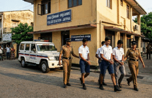 யாழில் ஆசிரியைகள், மாணவிகளின் இரகசிய புகைப்படங்கள் வெளியாகின! 17 வயதான 3 மாணவர்கள் கைது!! தமிழிஸ் செய்திகள் - Tamiliz Tamil News and Articles - Tamiliz News