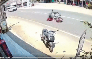 யாழ் சாவகச்சேரியில் பட்டப் பகலில் நடு வீதியில் சினிமாபானியில் நடந்த வாள் வெட்டு! 2 பேர் படுகாயம்! வீடியோ தமிழிஸ் செய்திகள் - Tamiliz Tamil News and Articles - Tamiliz News