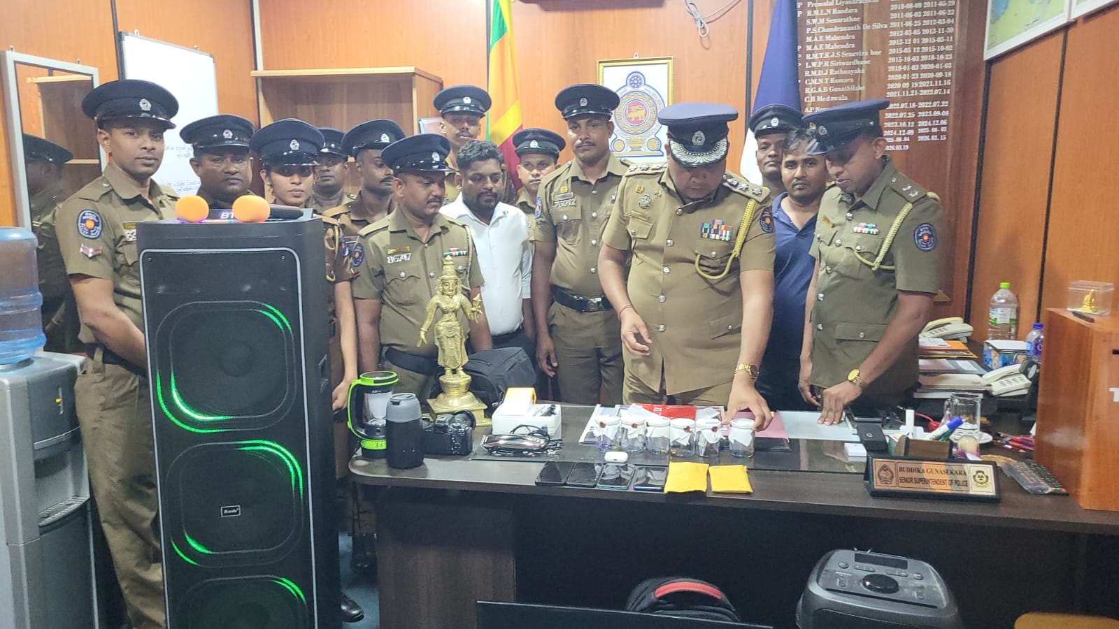 கிளிநொச்சியில் 24 வயது கணவனும் 20 வயது மனைவியும் கைது!! வீடு வீடாக கொள்ளையடித்தது எப்படி? புகைப்படங்கள்