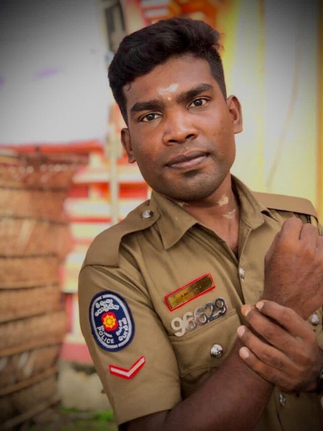 யாழில் இளைஞன் தாக்கப்பட்டதை வேடிக்கை பார்த்த பொதுமக்கள்: துணிந்து செயற்பட்ட பொலிஸ் உத்தியோகத்தர்!