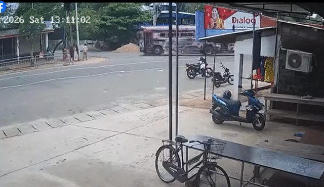 முல்லைத்தீவில் இரு மாணவர்களை மோதிய பின் தப்பி ஓடி இராணுவ முகாமுக்குள் புகுந்த சாரதி!! வீடியோ