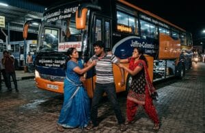 யாழிலிருந்து கள்ளக்காதலியுடன் கொழும்பு சென்ற அரச உத்தியோக்தர்! இடையில் பஸ்சை மறித்து மனைவி தாக்குதல்!! தமிழிஸ் செய்திகள் - Tamiliz Tamil News and Articles - Tamiliz News