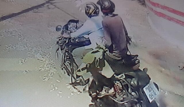 யாழில் நவீன ரக மோட்டுச் சயிக்கிளில் சென்று சங்கிலி அறுத்தவர்களைத் துரத்திச் சென்று பிடித்த பொலிசார்!