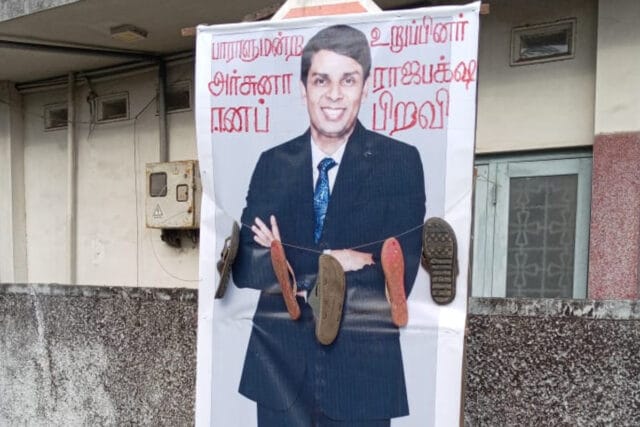 யாழில் எம்.பி அர்ச்சுனாவின் 10 அடி கட்டவுட் செருப்பு மாலை!! காரில் வந்து கிழித்தெடுத்த அர்ச்சுனா!! பரபரப்பு வி