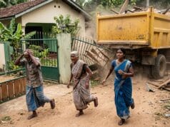 கணவனுக்கு பயந்து தாய் வீட்டில் தங்கிய குடும்பப் பெண்!! டிப்பரால் தாய் வீட்டு கேற்றை இடித்து உள்ளே புகுந்த கணவன்!! மனைவியை துரத்தி துரத்தி தாக்கிய போது பெண்ணின் தந்தை தலையில் ஒரு அடி! கணவன் பலி!! நடந்தது என்ன?