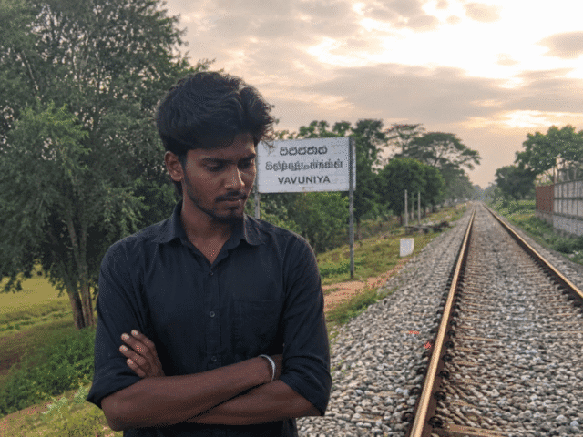 வவுனியாவில் பல்கலைக்கழக மாணவன் ரயிலில் பாய முற்பட்டார்!! காதலி அவுஸ்ரேலியா அங்கிளை கை பிடிக்கின்றார்!!