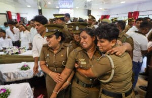 நீர்கொழும்பு சிறையில் நடந்தது என்ன? பிரேத பரிசோதனையின் அதிர்வு! கொலை செய்யப்பட்ட சிறை அதிகாரிகளின்பிறப்புறுப்பு அகற்றப்பட்டு மல துவாரத்தினுள் தும்புத்தடி கட்டைகள் சொருகப்பட்டிருந்தன!! தமிழிஸ் செய்திகள் - Tamiliz Tamil News and Articles - Tamiliz News