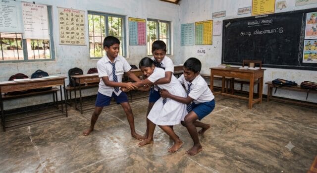 அவதானம் பெற்றோரே!! கிளிநொச்சியில் 3 மாணவர்களுடன் ஒரே நேரத்தில் மாணவி வகுப்பு அறைக்குள் கபடி விளையாட்டு !! வீடியோ பரவியுள்ளது!