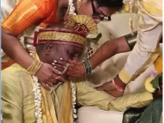 புலம்பெயர் தமிழன் மகளின் கலியாண வீட்டில் மணவறையில் அழுது குளறுகின்றார்!! எதற்காக!! வீடியோ