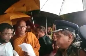 விகாரமகாதேவி பூங்காவிலிருந்து ஜனாதிபதிக்கு எதிராக செய்வினை பேயை ஏவிய பிக்குகளை துரத்தியடிக்க உத்தரவு! பூங்காவில் திரண்டுள்ள பொலிசார்! பெரும் பதற்றம்! வீடியோ தமிழிஸ் செய்திகள் - Tamiliz Tamil News and Articles - Tamiliz News