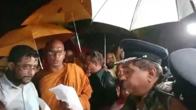 விகாரமகாதேவி பூங்காவிலிருந்து ஜனாதிபதிக்கு எதிராக செய்வினை பேயை ஏவிய பிக்குகளை துரத்தியடிக்க உத்தரவு! பூங்காவில் திரண்டுள்ள பொலிசார்! பெரும் பதற்றம்! வீடியோ